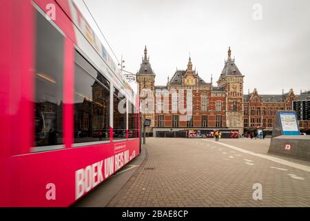 Hauptbahnhof Amsterdam an einem gewöhnlichen Arbeitstag Stockfoto