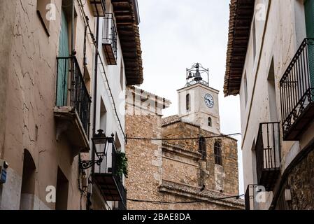 Blick auf die Straßen der mittelalterlichen Stadt Pastrana mit dem Uhrturm der Kirche. La Alcarria, Guadalajara, Spanien Stockfoto