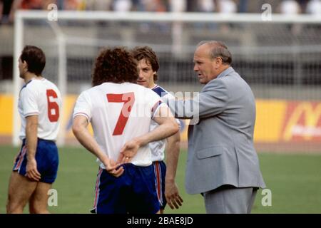 Englands Manager Ron Greenwood (r) bietet Kevin Keegan (l) und Steve Coppell (c) während einer Spielpause taktischen Rat an Stockfoto