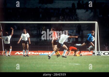 Westdeutschlands Bernhard Dietz zeigt Torhüter Harald Schumacher, wo er den Ball nach einem Angriff aus Belgien platzieren soll. (l-r) Karlheinz Forster, Uli Stielike (beide Westdeutschland), Julien Cools (Belgien), Bernhard Dietz (Westdeutschland), Francois Van der Elst (Belgien) und Westdeutschland-Torhüter Harald Schumacher. Stockfoto