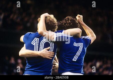 Alan Brazil (Nr. 10) von Ipswich Town feiert die Punkteränge Stockfoto