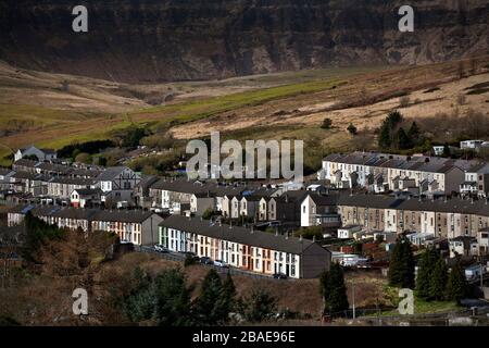 Rhondda Valley Dorf Cwmparc mit Terrassen von Bergarbeiterhäusern, Wales, Großbritannien Stockfoto