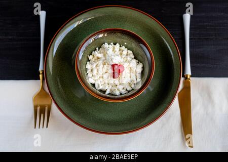 Gesundes Esskonzept. Natürliche, frische Produkte in kleinen Portionen. Veganes und vegetarisches Essen. Kopierbereich Stockfoto