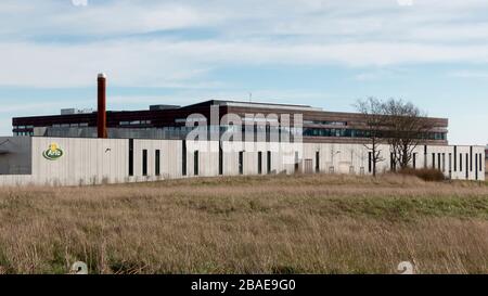 Skejby, Dänemark - 24. März 2020: Arla Nativa Arla Foods Global Innovation Center in Skejby Dänemark, Gebäude im Background und Rasenplatz im Stockfoto