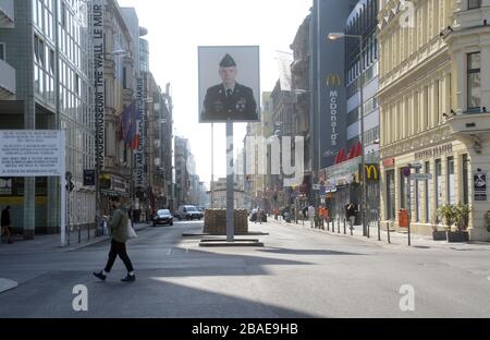 Berlin, Deutschland. März 2020. Der Checkpoint Charlie gehört zu den beliebtesten Touristenattraktionen in Berlin. Wegen des Ausbruchs des Corona-Virus (COVID 19) ist das Gebiet in der Nähe von Touristen und Einheimischen. Kredit: Gonzales Foto/Alamy Live News Stockfoto