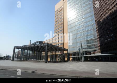 Berlin, Deutschland. März 2020. Der Potsdamer Platz ist wegen des Ausbruchs des Corona-Virus (COVID 19) dicht an der Wüstung. Kredit: Gonzales Foto/Alamy Live News Stockfoto