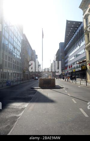 Berlin, Deutschland. März 2020. Der Checkpoint Charlie gehört zu den beliebtesten Touristenattraktionen in Berlin. Wegen des Ausbruchs des Corona-Virus (COVID 19) ist das Gebiet in der Nähe von Touristen und Einheimischen. Kredit: Gonzales Foto/Alamy Live News Stockfoto