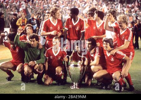 Nottingham Forest feiern mit dem Europacup. (Back Row l-r) Martin O'Neill, Ian Bowyer, Viv Anderson, John O'Hare, John Robertson, Gary Mills und Kenny Burns. (Vordere Reihe l-r) David Needham, Peter Shilton, John McGovern, Garry Birtles, Larry Lloyd und Bryn Gunn. Stockfoto