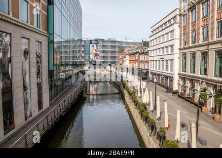 aarhus, Dänemark - 24. märz 2020: Promenade entlang des Flusses Aarhus A im Stadtzentrum der Stadt Aarhus. Geschäfte und Büros auf beiden Seiten, Magas Stockfoto