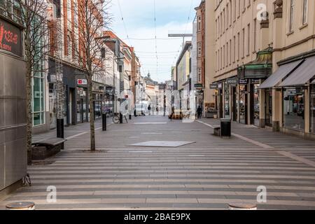 aarhus, Dänemark - 24. märz 2020: Ryesgade in Aarhus auch als Fußgängerzone in der Innenstadt bekannt, Menschen auf der Straße, Geschäfte auf beiden Seiten Stockfoto