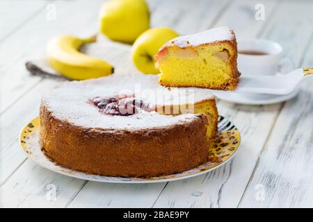 Frisch gebackene apfelkuchen mit Äpfeln im Hintergrund Stockfoto