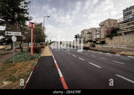 Jerusalem, Israel - Ha-Rav-Herzog-Straße - 27 03 2020: Leere Straßen während Corona-Virus Quarantäne EINEN Blick auf die Hauptstraße Stockfoto