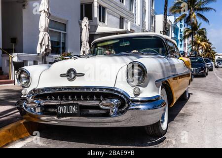 Ein Oldsmobile Super 88 aus dem Jahr 1955, der dauerhaft vor dem Avalon Hotel, Ocean Drive, South Beach, Miami Beach, Florida, USA geparkt wurde. Stockfoto