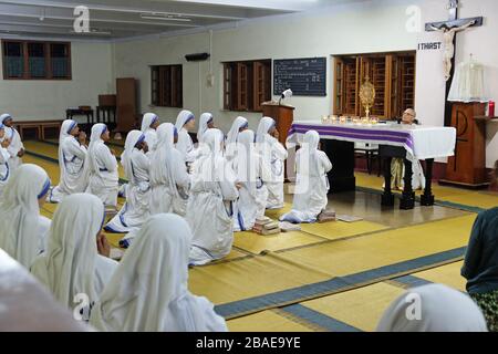 Eucharistische Anbetung in der Kapelle der Missionare der Nächstenliebe im Mutterhaus in Kolkata, Indien Stockfoto