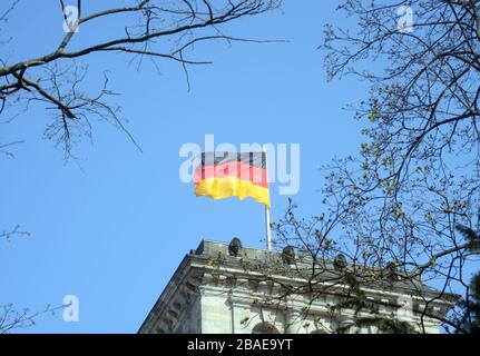 Berlin, Deutschland. März 2020. Die Fahne für Deutschland winkt im Wind von der Spitze des Bundestagsgebäudes, dem Deutschen Bundestag in Berlin. Kredit: Gonzales Foto/Alamy Live News Stockfoto