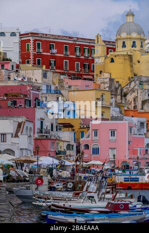 Bunte Häuser des Portals La Corricella. Insel Procida, Golf von Neapel. Italien Stockfoto