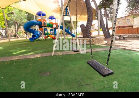 jerusalem - israel: Leere Straßen während Corona-Virus-Quarantäne - leerer Spielplatz in einer Nachbarschaft Stockfoto