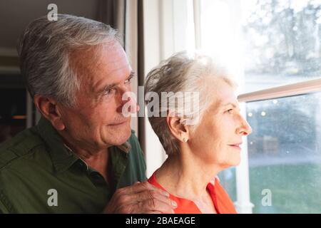 Senioren-Paar soziale Distanzierung zu Hause während der Quarantänesperre Stockfoto