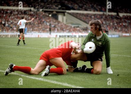 Manchester United Torhüter Alex Stepney (rechts) rettet vor Liverpools Kenny Dalglish (links) Stockfoto