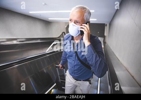 Mann mittleren Alters trägt unterwegs die Maske Coronavirus Covid 19 Stockfoto