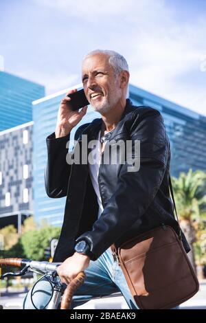 Leitender Mann unterwegs in der Stadt Stockfoto