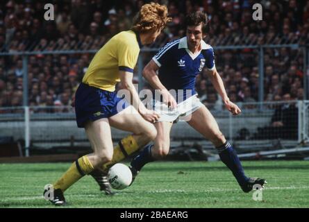 Paul Mariner (rechts) von Ipswich Town übernimmt Willie Young (links) von Arsenal Stockfoto