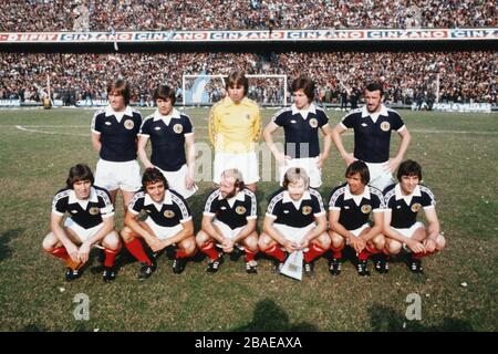 Schottische Teamgruppe: (Back Row, l-r) Kenny dalglish, Willie Johnston, Alan Rough, Willie Donachie, Danny McGrain; (Front Row, l-r) Martin Buchan, Lou Macari, Archie Gemmill, Asa Hartford, Don Masson, Tom Forsyth Stockfoto