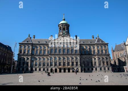 Während Des Corona-Virus In Amsterdam, Niederlande 2020, Sind Keine Menschen Mehr Am Dam Platz Stockfoto