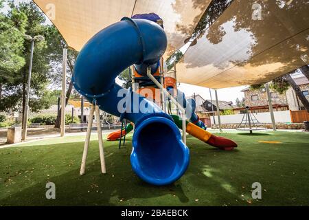 jerusalem - israel: Leere Straßen während Corona-Virus-Quarantäne - leerer Spielplatz in einer Nachbarschaft Stockfoto