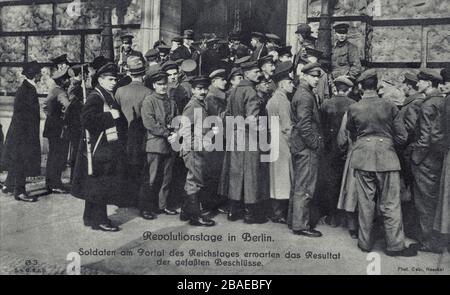Deutsche Revolution der Revolutionstage 1918-1918 in Berlin. Soldaten am Reichstagsportal erwarten das Ergebnis der getroffenen Entscheidungen. Stockfoto