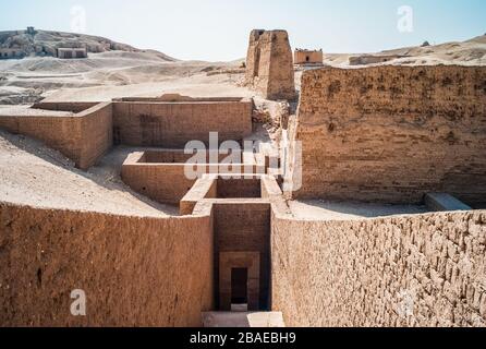 Außenansicht des Grabmals von Pabasa TT 279 Eingang in die Gräber der Nobles von El Asasif Necropolis, Luxor, Ägypten mit Korridor und Pylon Stockfoto