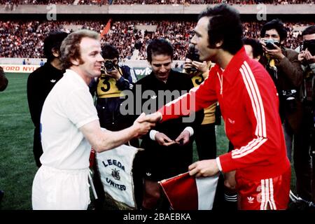 Leeds United-Kapitän Billy Bremner (l) schüttelt vor dem Spiel mit Bayern-Münchens Kapitän Franz Beckenbauer (r) die Hände Stockfoto