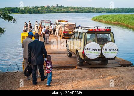 Paraa Ferry Terminal, Uganda - 17. Juli 2011: Paraa oder Parra Vehicle Ferry, die den Victoria-Nil im Murchison Falls National Park, Uganda, Afrika überquert. Stockfoto