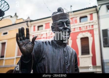Brescello, Italien - 1. Januar 2014: Bronzestatue von Don Camillo in Brescello, einer berühmten Filmfigur, die auf den Büchern von Giovannino Guareschi basiert. Stockfoto