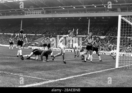 Peter Barnes (c) von Manchester City feiert das erreichen des Eröffnungsziels, sehr zur Enttäuschung der Verteidigung von Newcastle United Stockfoto