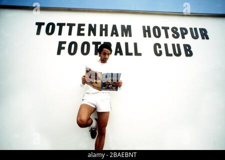 Das Osvaldo Ardiles von Tottenham Hotspur liest eine Rezension seiner Leistung bei der Weltmeisterschaft 1978 im Magazin Onze, bei seiner Ankunft in der White hart Lane Stockfoto