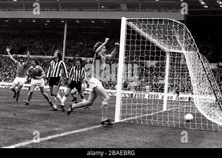 Peter Barnes (r) von Manchester City feiert sein Ziel Stockfoto