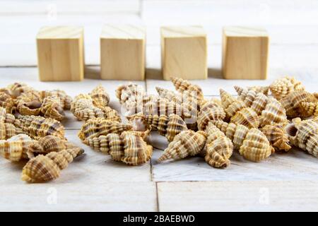 In einem Haufen gehölzelt, ist Platz für eine Nachricht zusammen mit den Holzwürfeln, auf die Sie den Text schreiben können Stockfoto
