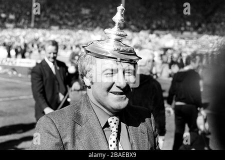 Manchester United Manager Tommy Docherty feiert mit dem Deckel des FA Cups nach dem 2:1-Sieg seines Teams Stockfoto