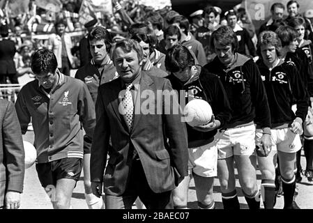 Manchester United Manager Tommy Docherty führt sein Team in Wembley aus Stockfoto