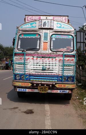 Typischer, farbenfroher, dekorierter Lastwagen in Kumrokhali, Westbengalen, Indien Stockfoto