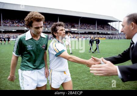 Nordirischer Manager Danny Blanchflower (r) grüßt Irlands Johnny Giles (c), als der nordirische Martin O'Neill (l) mit ihm abläuft Stockfoto