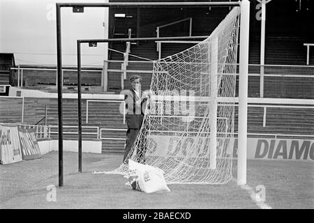 Notts County Groundsman Peter Thompson stellt das Tor nach oben Stockfoto