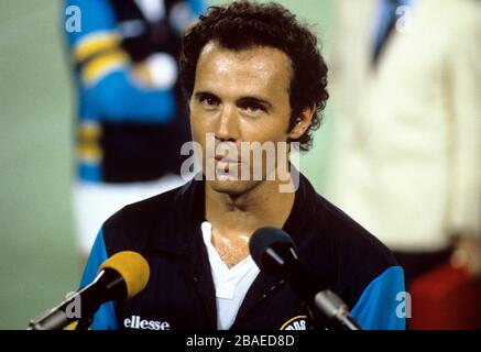 New York Cosmos' Franz Beckenbauer spricht vor dem Spiel Stockfoto