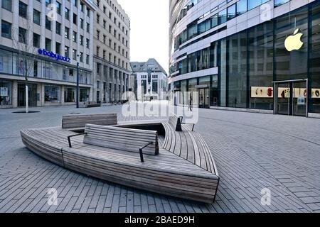 Leere Straßen in Düsseldorf während der Corona-Krise, Schadowplatz. Stockfoto