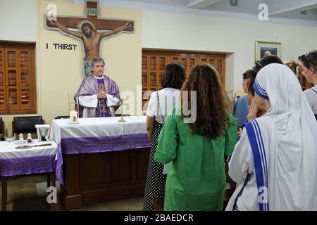 Messe am Grab von Mutter Teresa im Mutterhaus in Kolkata, Indien Stockfoto