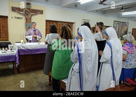 Messe am Grab von Mutter Teresa im Mutterhaus in Kolkata, Indien Stockfoto