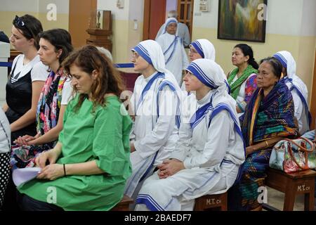 Messe am Grab von Mutter Teresa im Mutterhaus in Kolkata, Indien Stockfoto