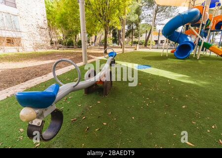 jerusalem - israel: Leere Straßen während Corona-Virus-Quarantäne - leerer Spielplatz in einer Nachbarschaft Stockfoto