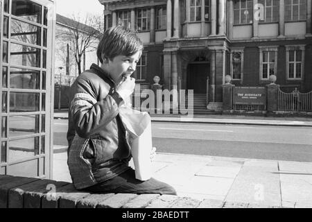 Mark Burke, 12, ein Schüler der Highgate School, Moseley in Birmingham, aß sein Mittagessen vor seiner Schule. Stockfoto